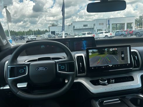 Certified 2025 Ford Expedition Active AWD/4WD image 14