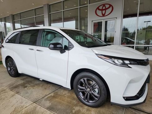 New 2026 Toyota Sienna XSE image 4