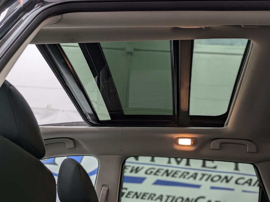 Used 2018 Nissan Rogue SV AWD/4WD image 6