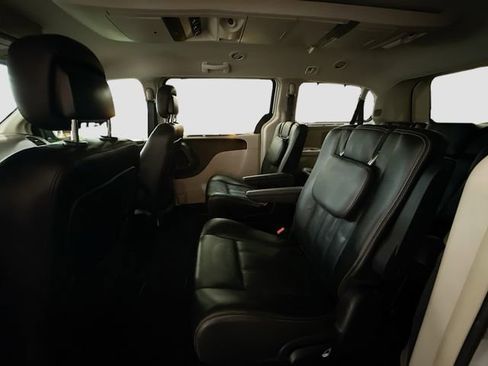 Used 2016 Chrysler Town & Country Touring w/ Driver Convenience Group image 24
