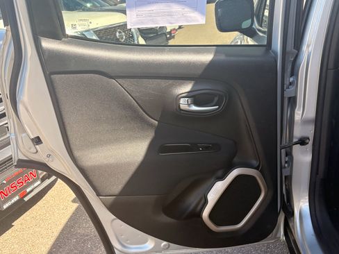 Used 2015 Jeep Renegade Latitude image 11