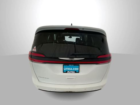 Used 2023 Chrysler Pacifica Touring-L FWD image 7