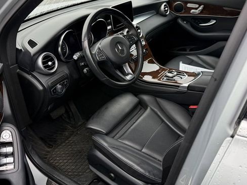 Used 2019 Mercedes-Benz GLC 300 4MATIC image 3