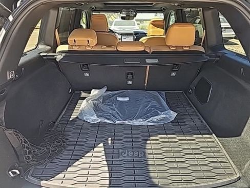 Used 2023 Jeep Grand Cherokee Summit w/ Luxury Tech Group V image 8