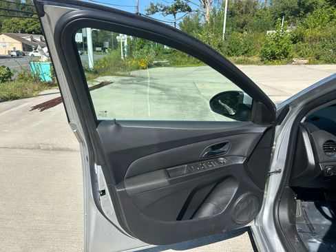 Used 2016 Chevrolet Cruze LT image 20