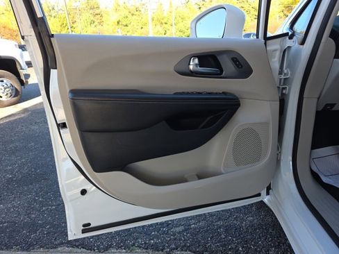 Used 2022 Chrysler Pacifica Touring-L image 88