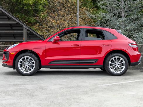 Certified 2026 Porsche Macan AWD/4WD image 2
