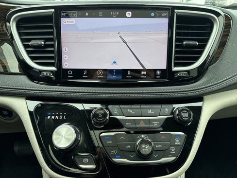 Used 2024 Chrysler Pacifica Limited w/ Trailer Tow Group FWD image 22