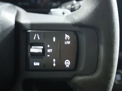 Used 2023 Land Rover Defender 110 V8 image 12