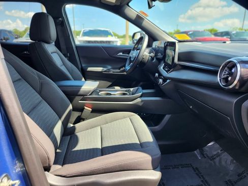Used 2025 Chevrolet Equinox LT FWD image 9