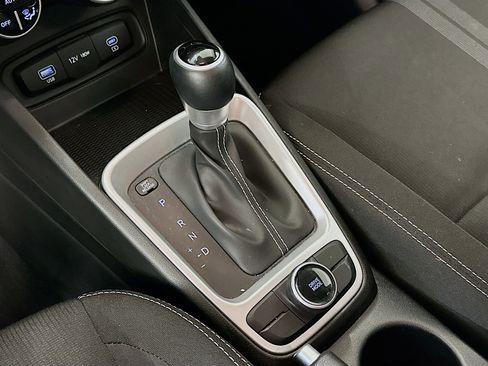 Used 2025 Hyundai Venue SEL image 24