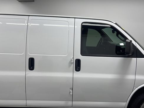 Used 2016 GMC Savana 2500 RWD image 16