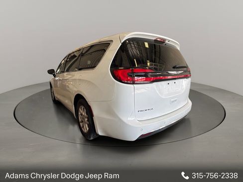 Used 2024 Chrysler Pacifica Touring-L FWD image 4