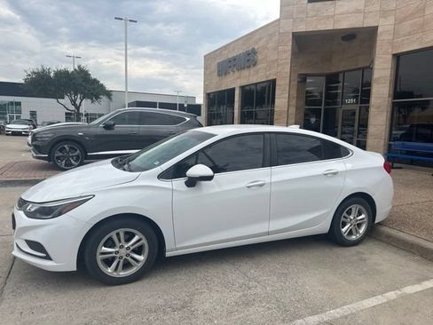 Used 2017 Chevrolet Cruze LT FWD image 3