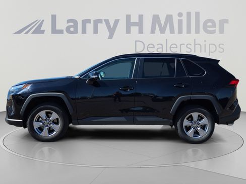 Used 2025 Toyota RAV4 XLE AWD/4WD image 2