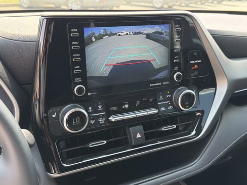 Used 2022 Toyota Highlander XLE image 7