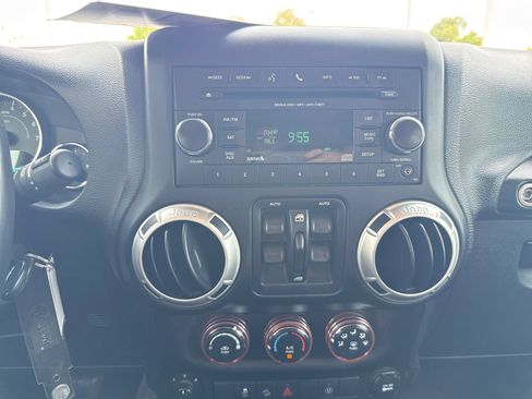 Used 2018 Jeep Wrangler Unlimited Sahara w/ Connectivity Group AWD/4WD image 22