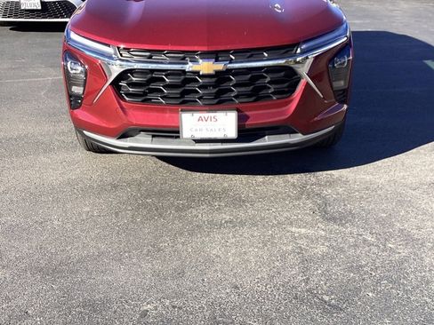 Used 2025 Chevrolet Trax LT w/ LT Convenience Package image 4