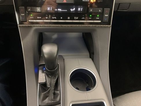 Used 2019 Toyota Avalon Limited image 25