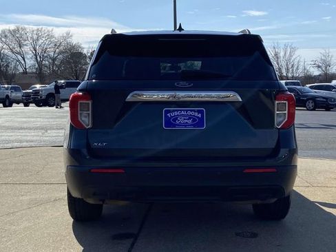 Used 2022 Ford Explorer XLT image 3