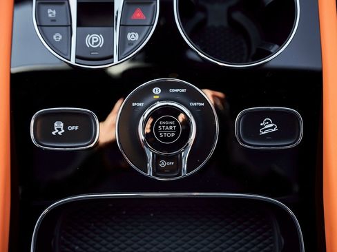 Used 2025 Bentley Bentayga image 68