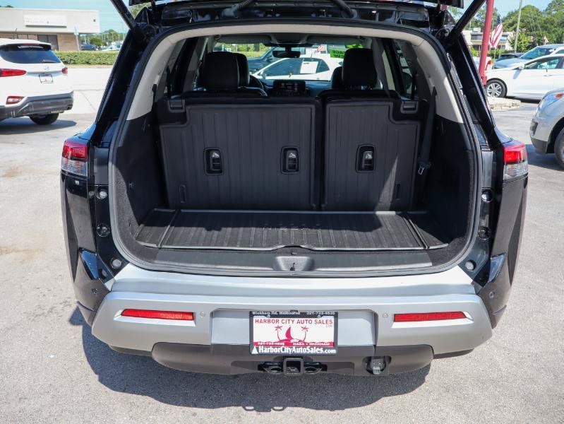 Used 2024 Nissan Pathfinder Platinum FWD image 5