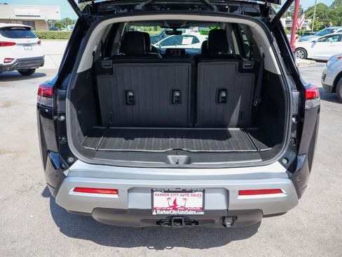 Used 2024 Nissan Pathfinder Platinum FWD image 5