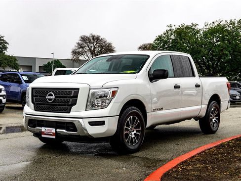 Used 2023 Nissan Titan SV image 9