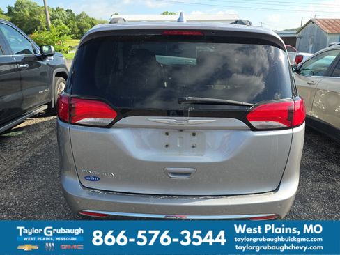 Used 2017 Chrysler Pacifica Touring-L w/ Tire & Wheel Group FWD image 5
