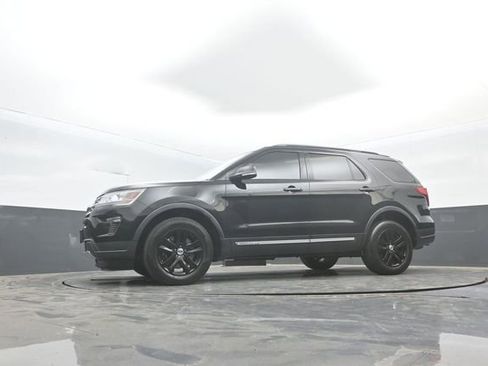 Certified 2018 Ford Explorer XLT w/ Equipment Group 201A AWD/4WD image 35