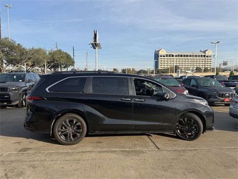 Used 2022 Toyota Sienna XSE image 4