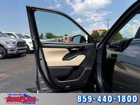 Used 2025 Toyota Highlander XLE AWD/4WD image 31