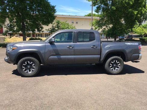 Used 2022 Toyota Tacoma TRD Off-Road w/ Black Out Package (TMS) AWD/4WD image 3