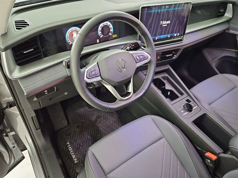 New 2025 Volkswagen Tiguan SE image 2