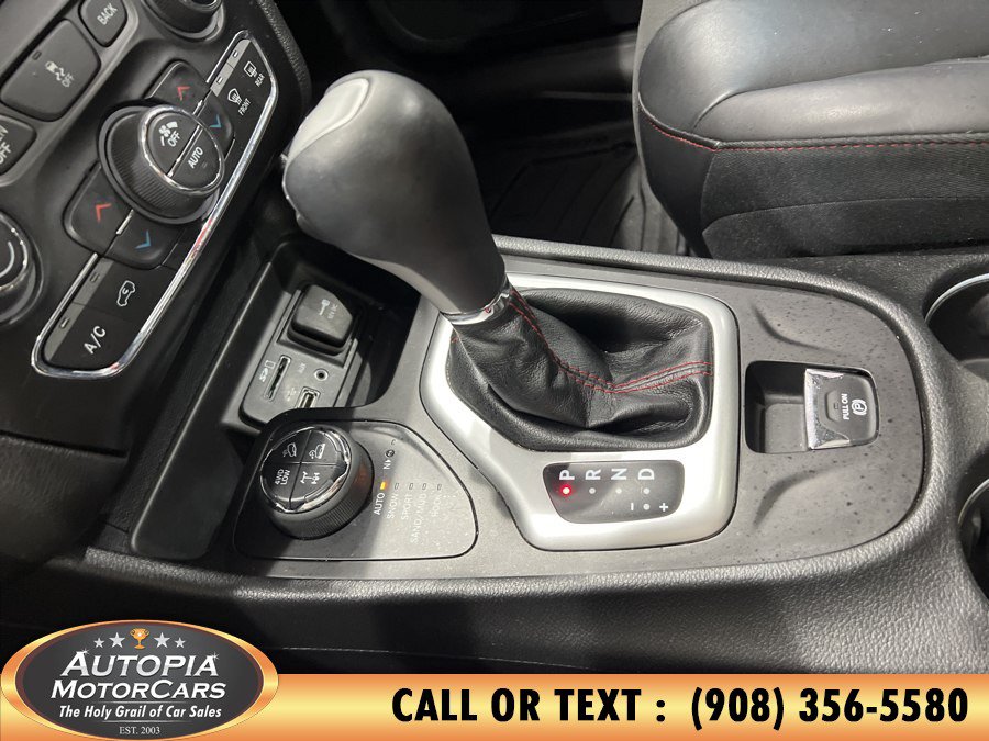 Used 2018 Jeep Cherokee Trailhawk AWD/4WD image 40