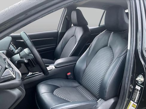 Used 2020 Toyota Camry SE FWD image 7