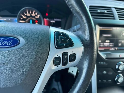 Used 2015 Ford Explorer XLT w/ Equipment Group 202A AWD/4WD image 32