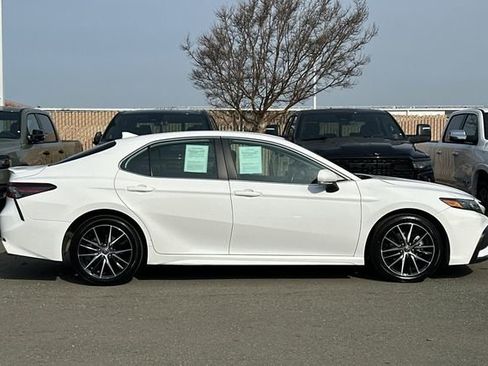 Used 2023 Toyota Camry SE image 3