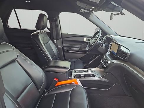 Used 2020 Ford Explorer XLT w/ Equipment Group 202A image 18