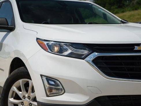 Used 2020 Chevrolet Equinox LS w/ LS Convenience Package AWD/4WD image 3