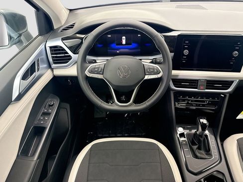 New 2026 Volkswagen Taos SE FWD image 10