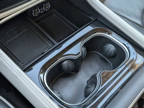 Used 2024 Chrysler Pacifica Limited image 21