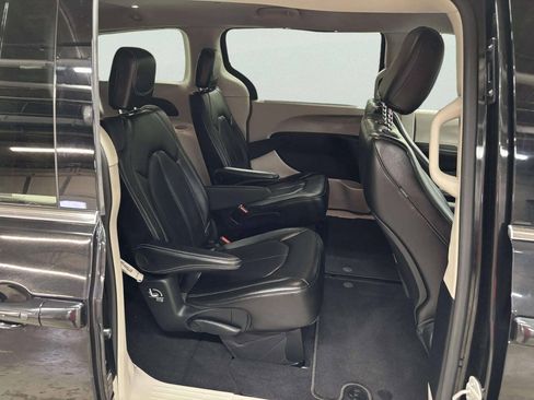 Used 2021 Chrysler Voyager Lxi FWD image 18
