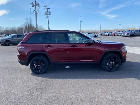 Used 2023 Jeep Grand Cherokee Limited w/ Luxury Tech Group II AWD/4WD image 4