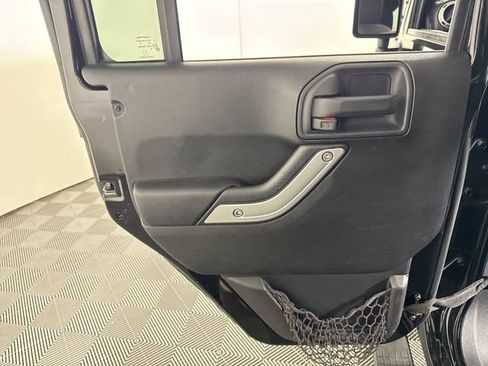 Used 2016 Jeep Wrangler Unlimited Rubicon w/ Connectivity Group AWD/4WD image 23