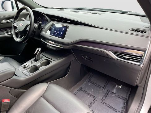 Certified 2021 Cadillac XT4 Luxury w/ Cold Weather Package image 27