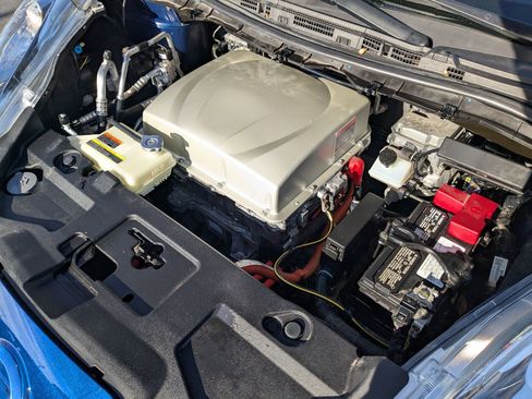 Used 2016 Nissan Leaf SV w/ Premium Package image 32