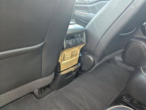 Used 2022 GMC Acadia Denali image 16