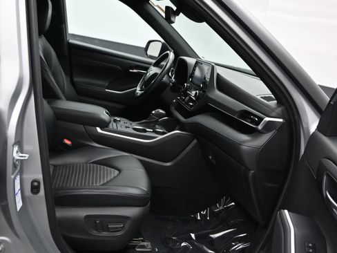 Used 2021 Toyota Highlander XSE AWD/4WD image 11
