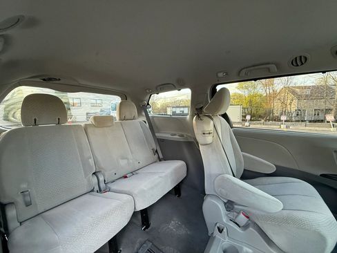 Used 2011 Toyota Sienna LE w/ Towing Pkg FWD image 21